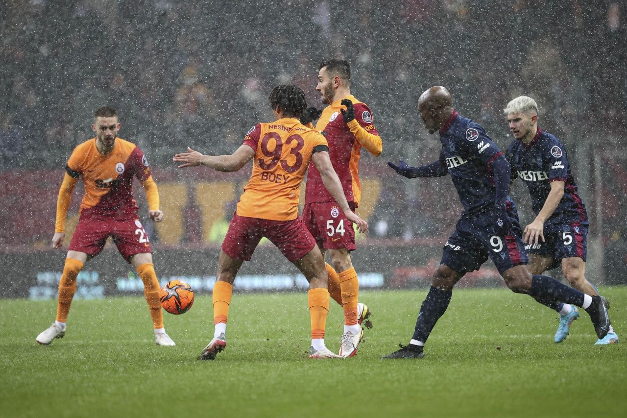 Alexandru Cicaldau penaltıdan attığı golle Galatasaray'ı Trabzonspor maçında 1-0 öne geçirdi 2