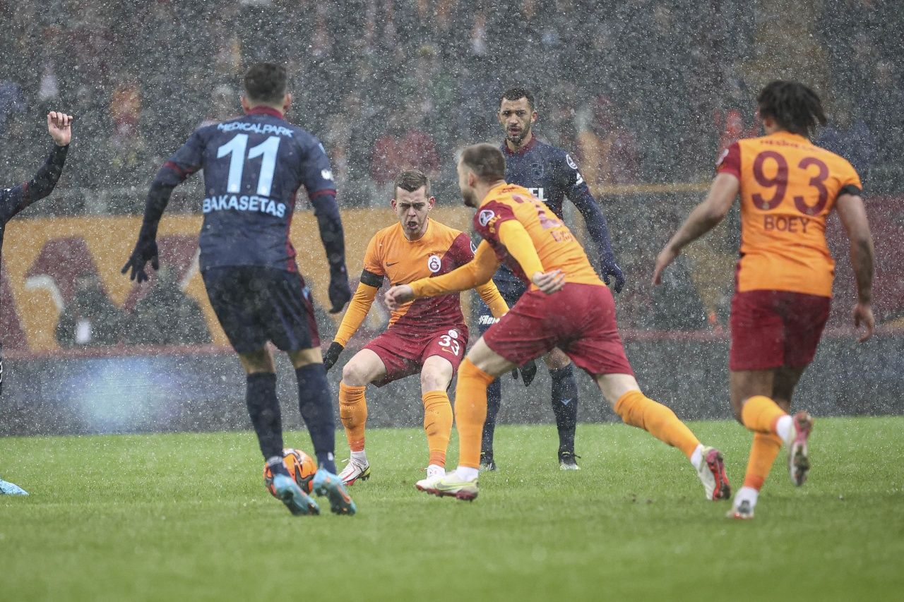 Alexandru Cicaldau penaltıdan attığı golle Galatasaray'ı Trabzonspor maçında 1-0 öne geçirdi 3
