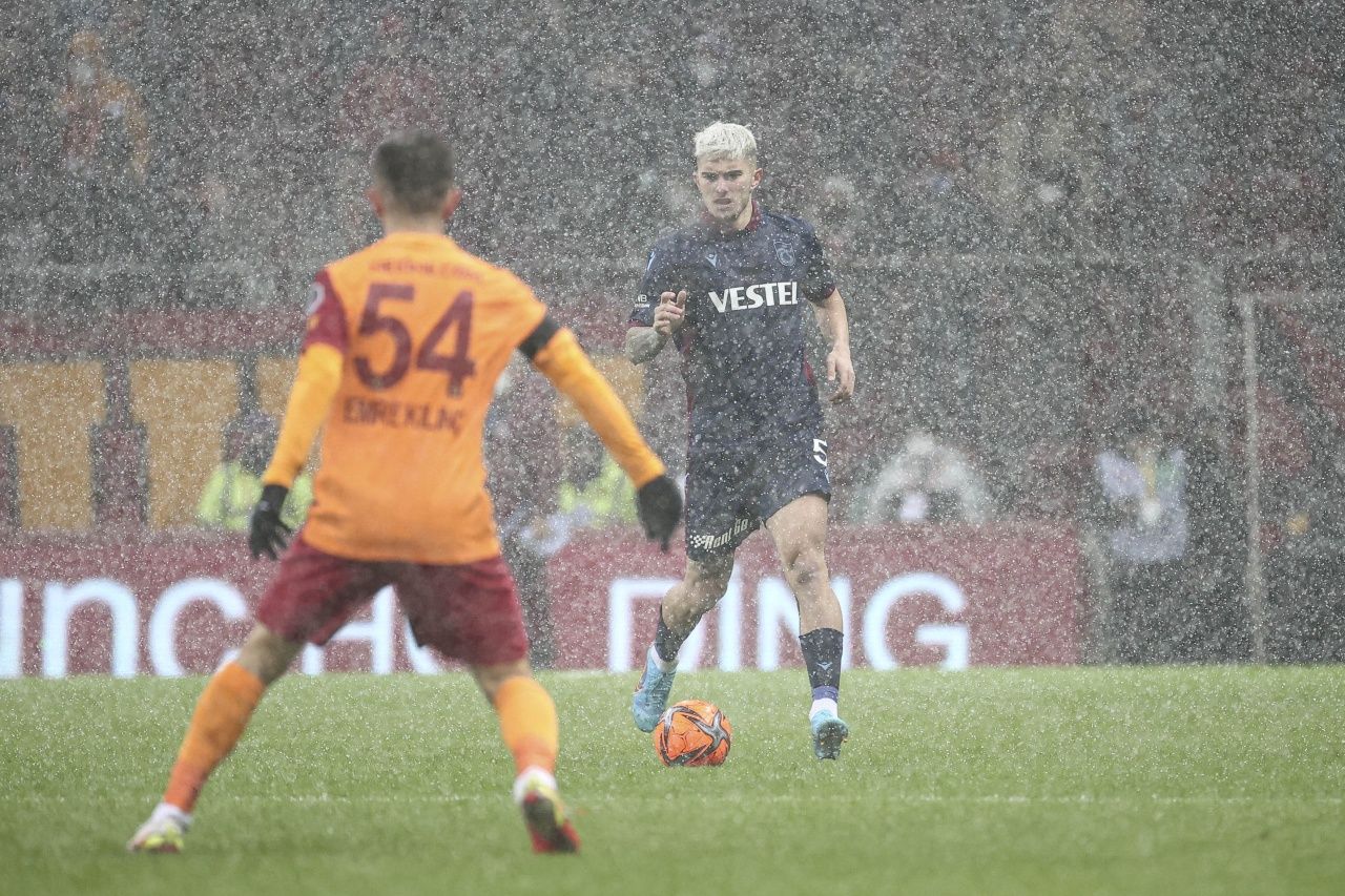 Alexandru Cicaldau penaltıdan attığı golle Galatasaray'ı Trabzonspor maçında 1-0 öne geçirdi 5