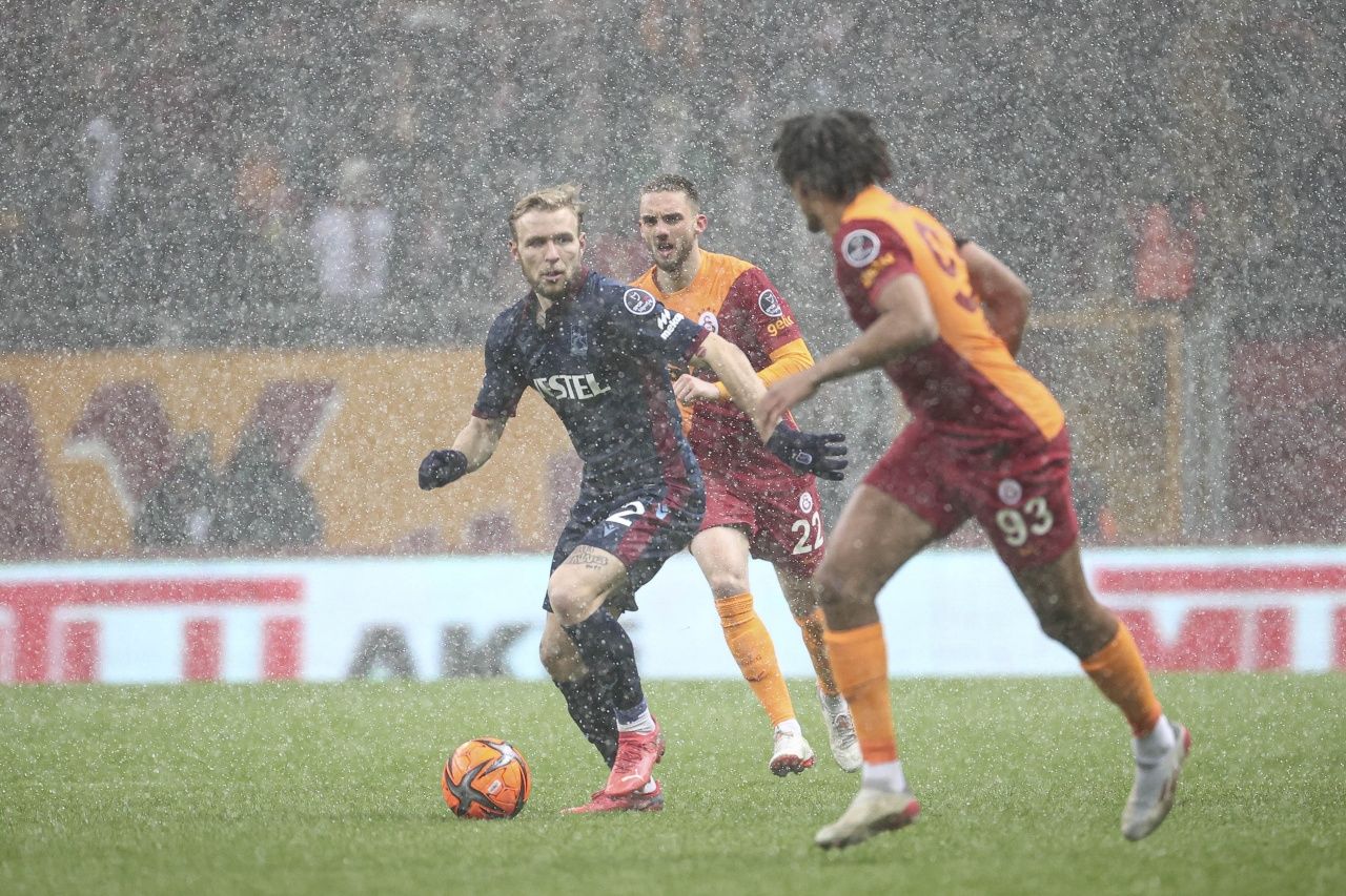 Alexandru Cicaldau penaltıdan attığı golle Galatasaray'ı Trabzonspor maçında 1-0 öne geçirdi 6