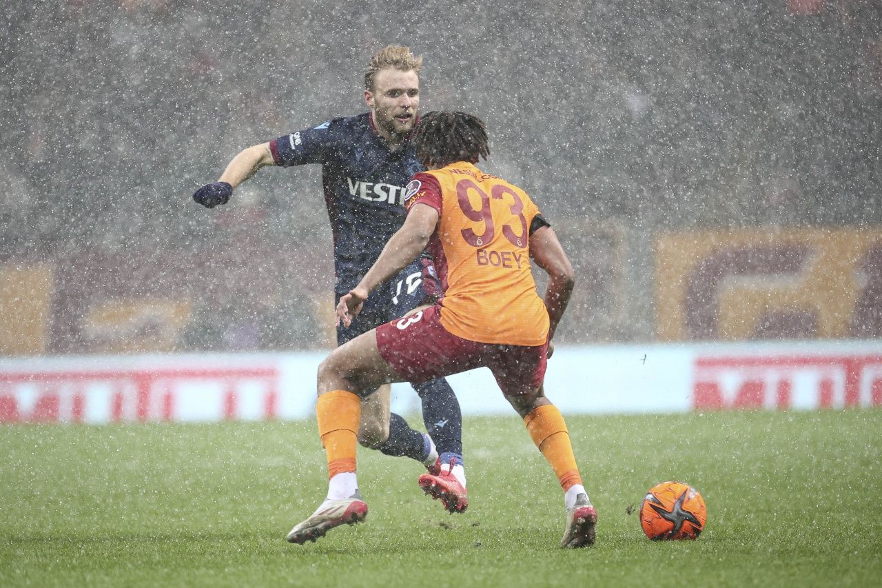 Alexandru Cicaldau penaltıdan attığı golle Galatasaray'ı Trabzonspor maçında 1-0 öne geçirdi 7