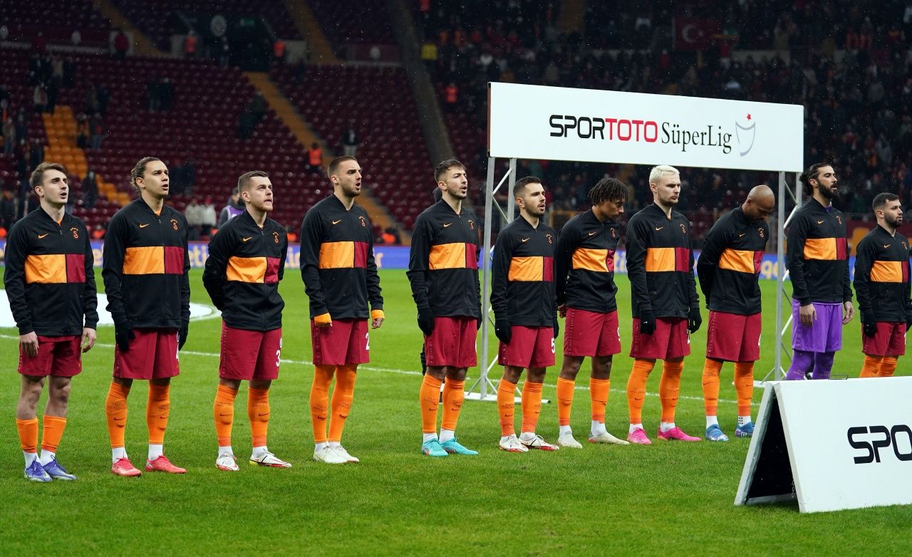Alexandru Cicaldau penaltıdan attığı golle Galatasaray'ı Trabzonspor maçında 1-0 öne geçirdi 1