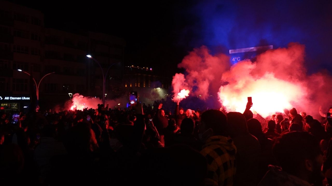 Trabzon yıkılıyor... Galatasaray zaferi sonrası şampiyonluk kutlamaları başladı 5