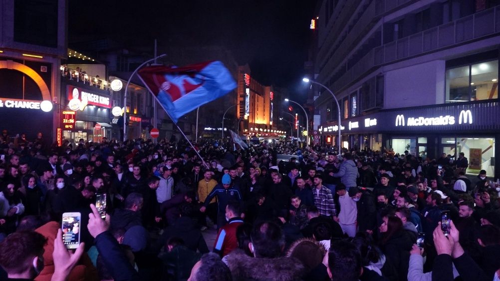 Trabzon yıkılıyor... Galatasaray zaferi sonrası şampiyonluk kutlamaları başladı 4