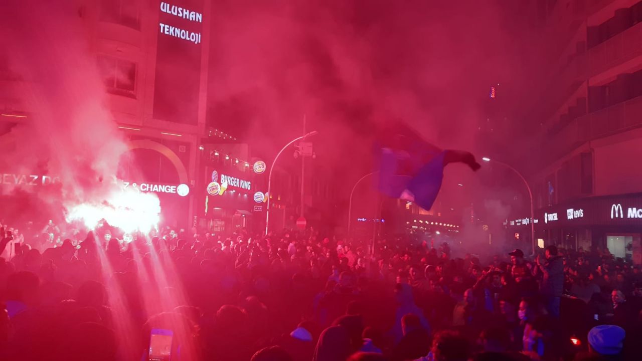 Trabzon yıkılıyor... Galatasaray zaferi sonrası şampiyonluk kutlamaları başladı 10