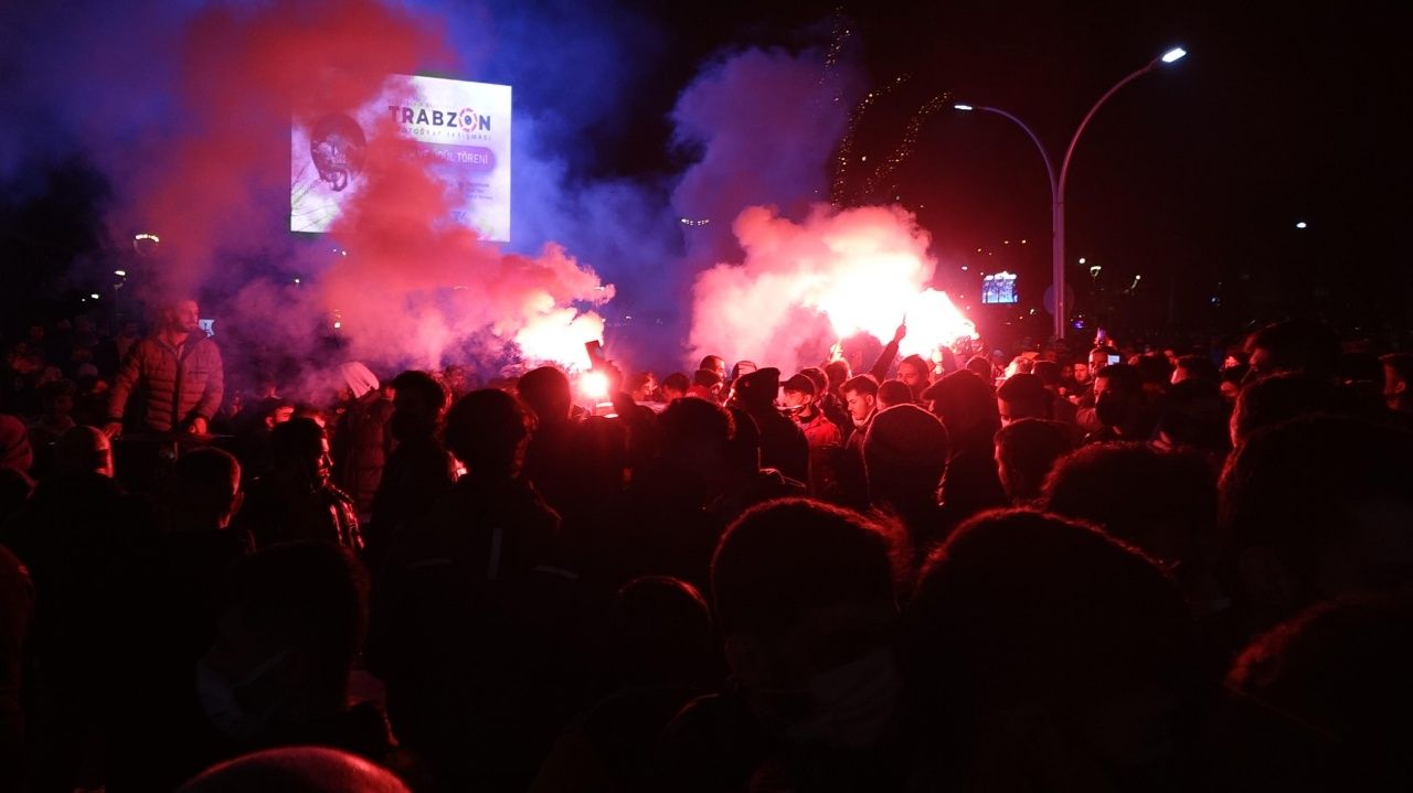 Trabzon yıkılıyor... Galatasaray zaferi sonrası şampiyonluk kutlamaları başladı 3