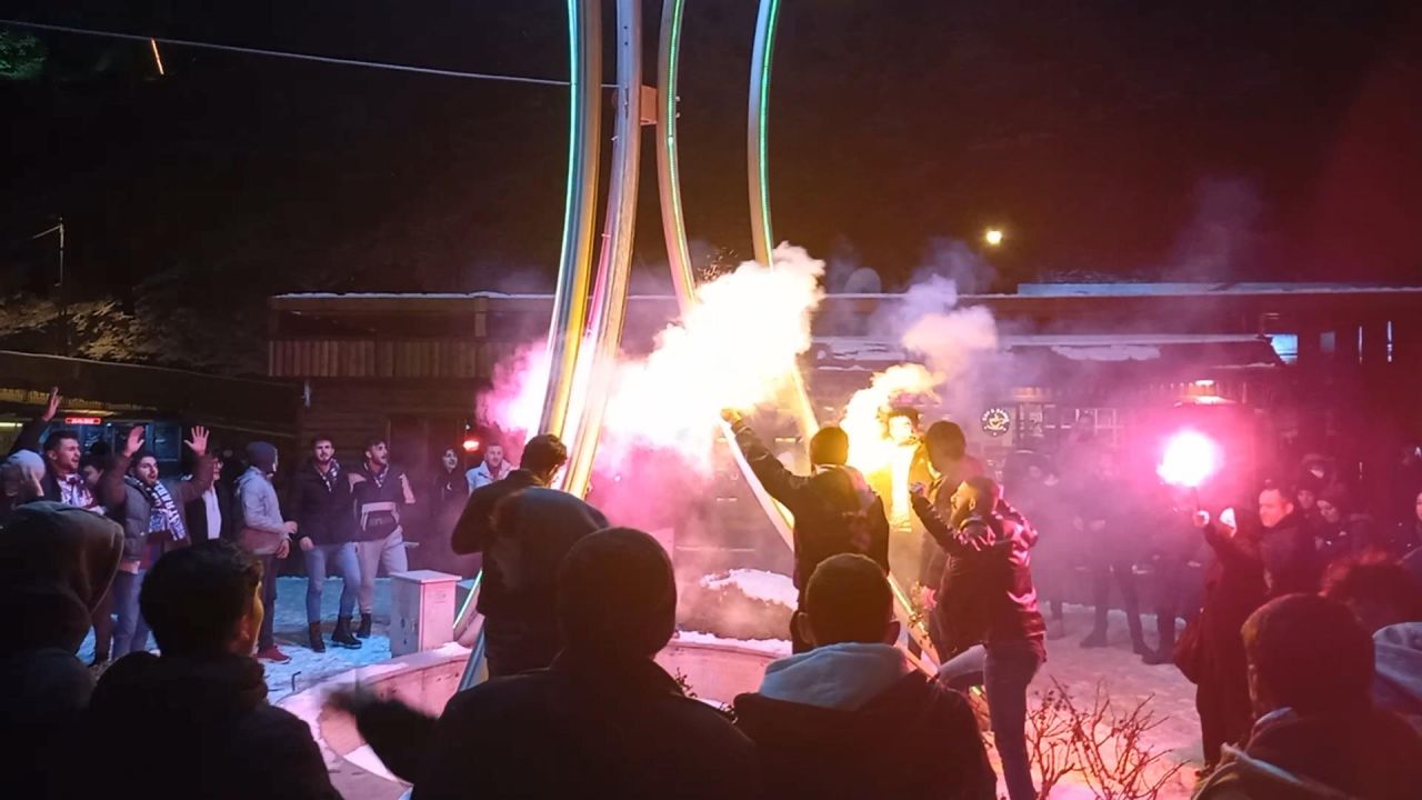 Trabzon yıkılıyor... Galatasaray zaferi sonrası şampiyonluk kutlamaları başladı 8
