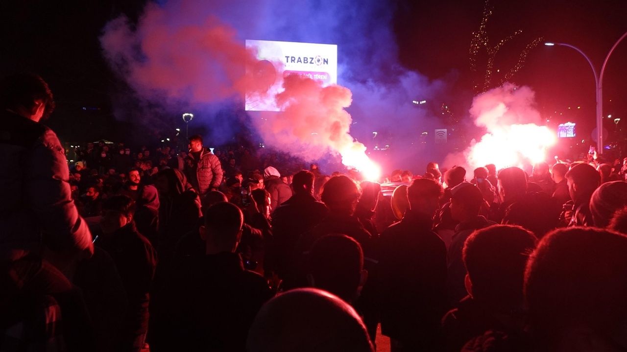 Trabzon yıkılıyor... Galatasaray zaferi sonrası şampiyonluk kutlamaları başladı 2
