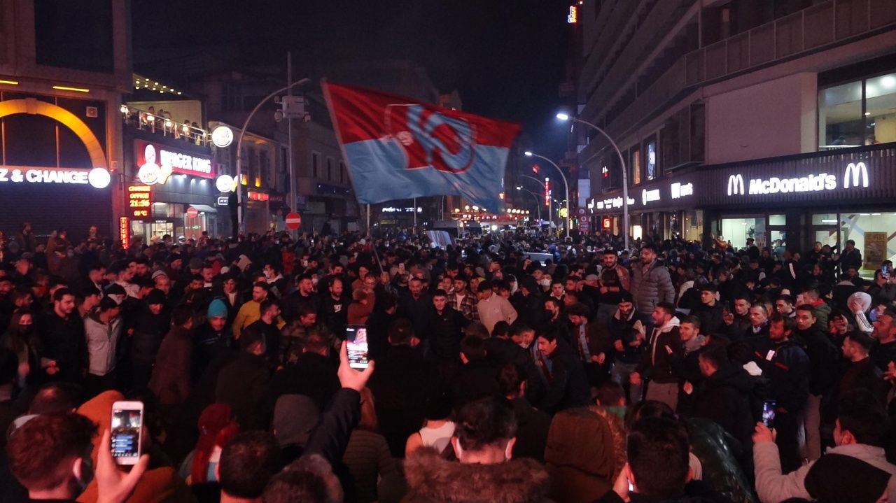 Trabzon yıkılıyor... Galatasaray zaferi sonrası şampiyonluk kutlamaları başladı 1