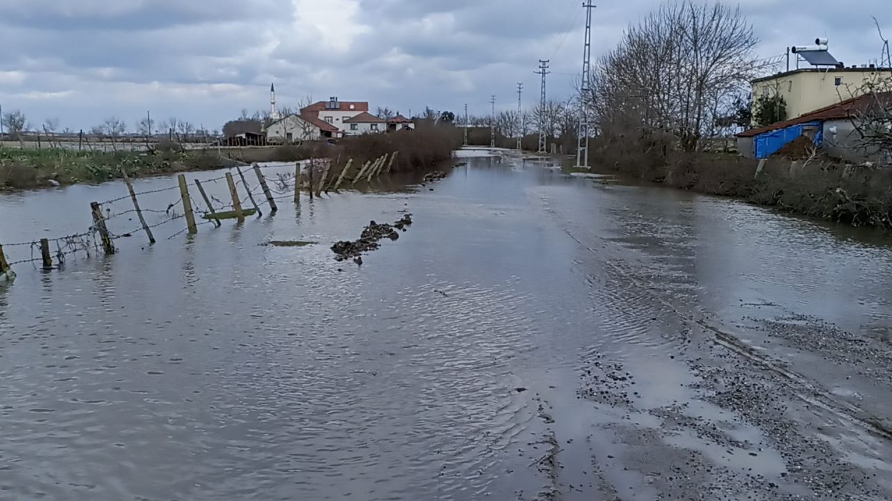 Samsun'da Düden Kanalı taştı, tarım arazileri ve evler su altında kaldı 1