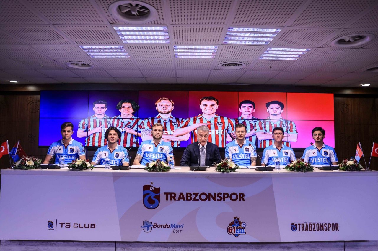 Trabzonspor'da imza şov... Devre arasında kadroya katılan 6 futbolcu için tören düzenlendi 3