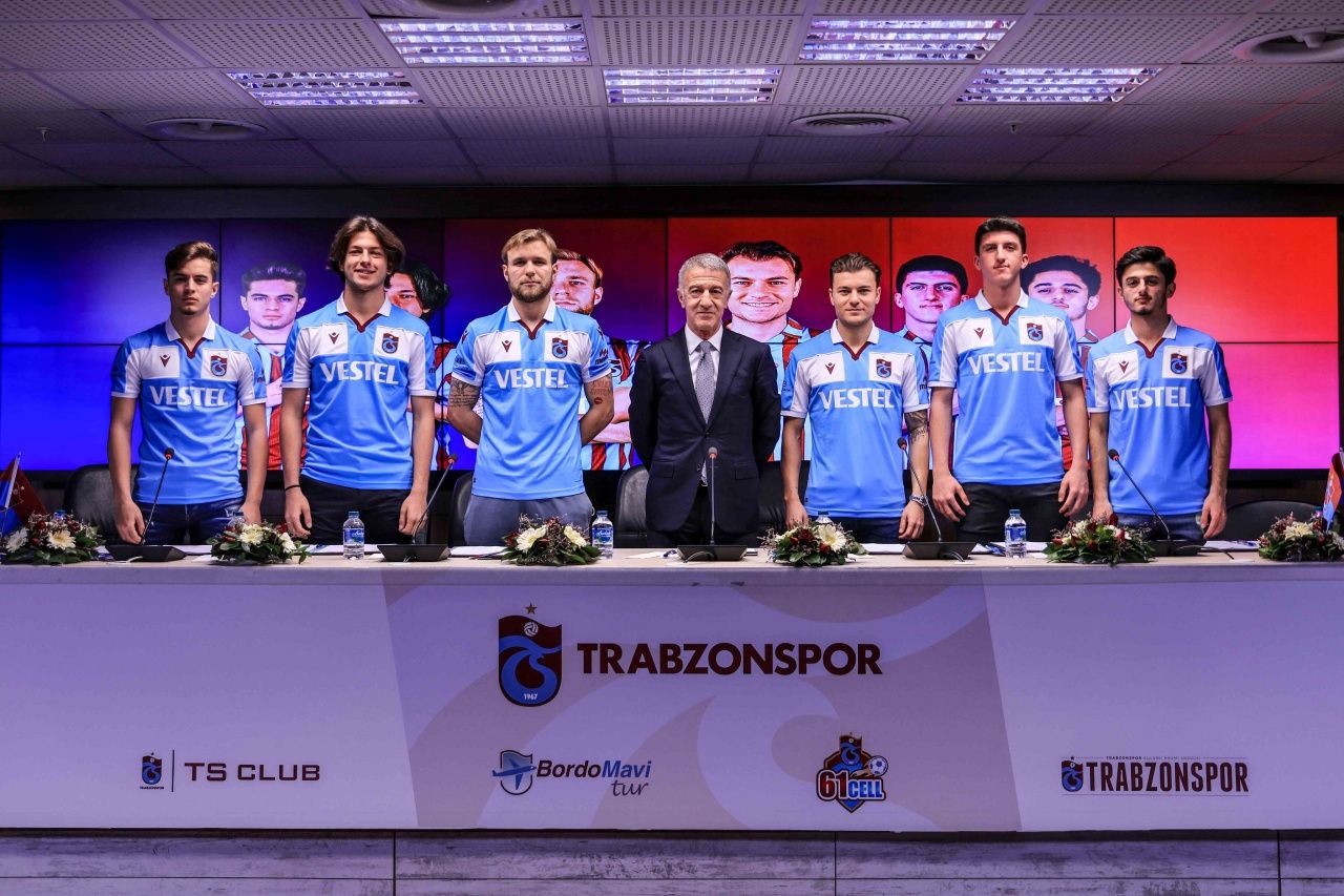 Trabzonspor'da imza şov... Devre arasında kadroya katılan 6 futbolcu için tören düzenlendi 2