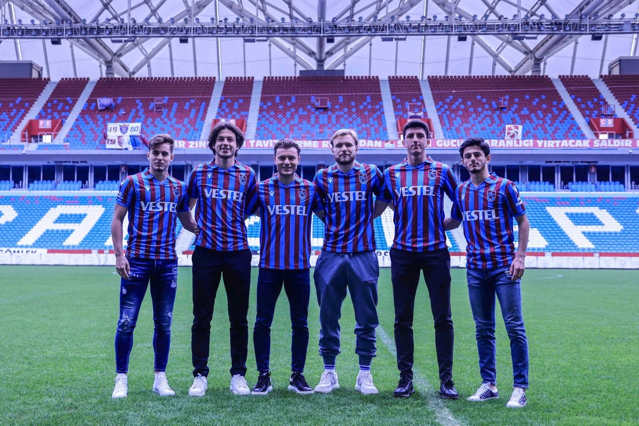 Trabzonspor'da imza şov... Devre arasında kadroya katılan 6 futbolcu için tören düzenlendi 1