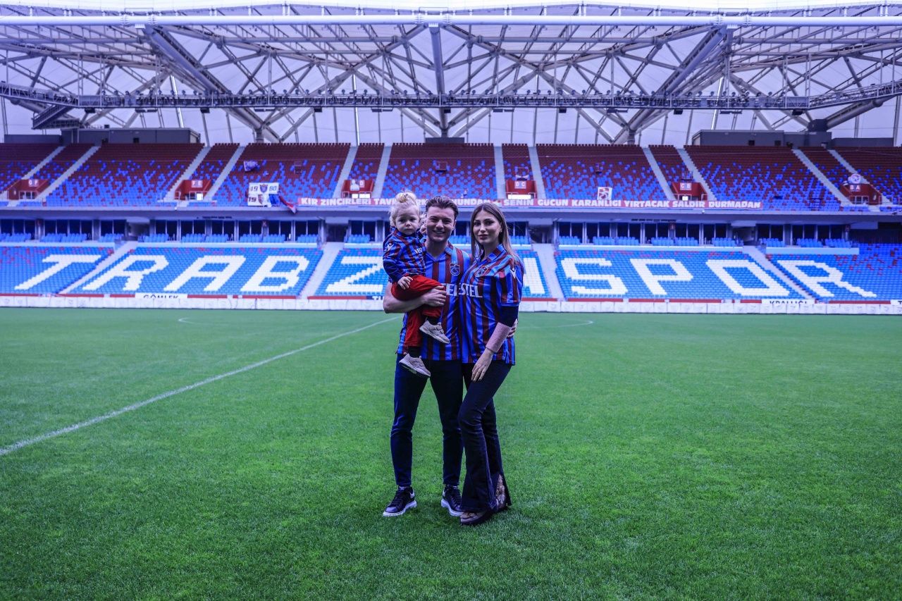 Trabzonspor'da imza şov... Devre arasında kadroya katılan 6 futbolcu için tören düzenlendi 4