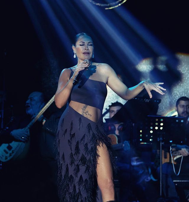 Kural bozmadı! Fit haliyle dikkat çeken Hülya Avşar'ın siyah sahne şıklığı... 10