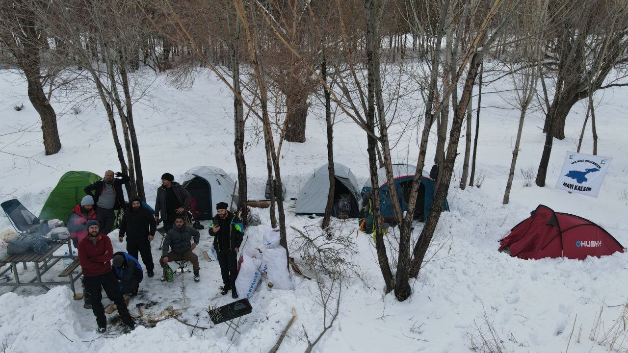 Eksi 10 derecede kamp keyfi! Soğuk havayı eğlenceye çevirdiler 1