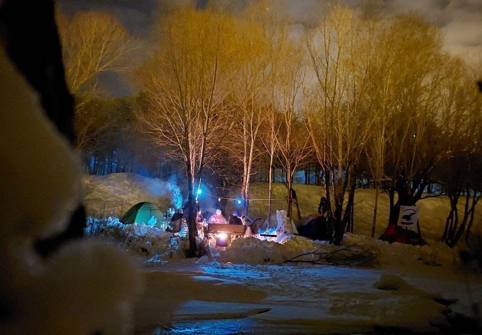 Eksi 10 derecede kamp keyfi! Soğuk havayı eğlenceye çevirdiler 5