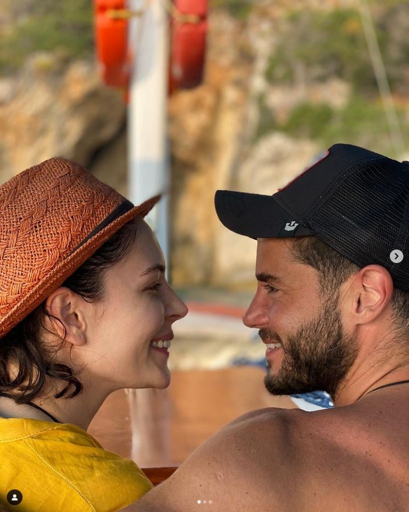 Oyuncu çift Yıldız Çağrı Atiksoy ve Berk Oktay nişanlandı 7