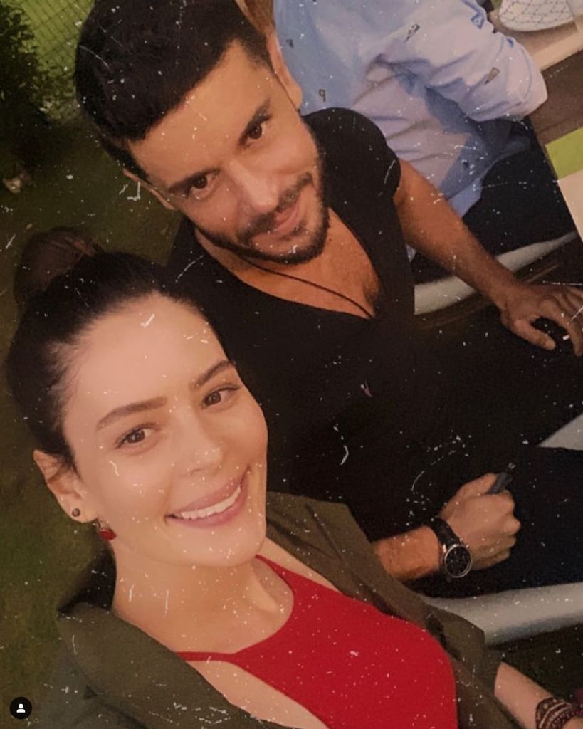 Oyuncu çift Yıldız Çağrı Atiksoy ve Berk Oktay nişanlandı 9