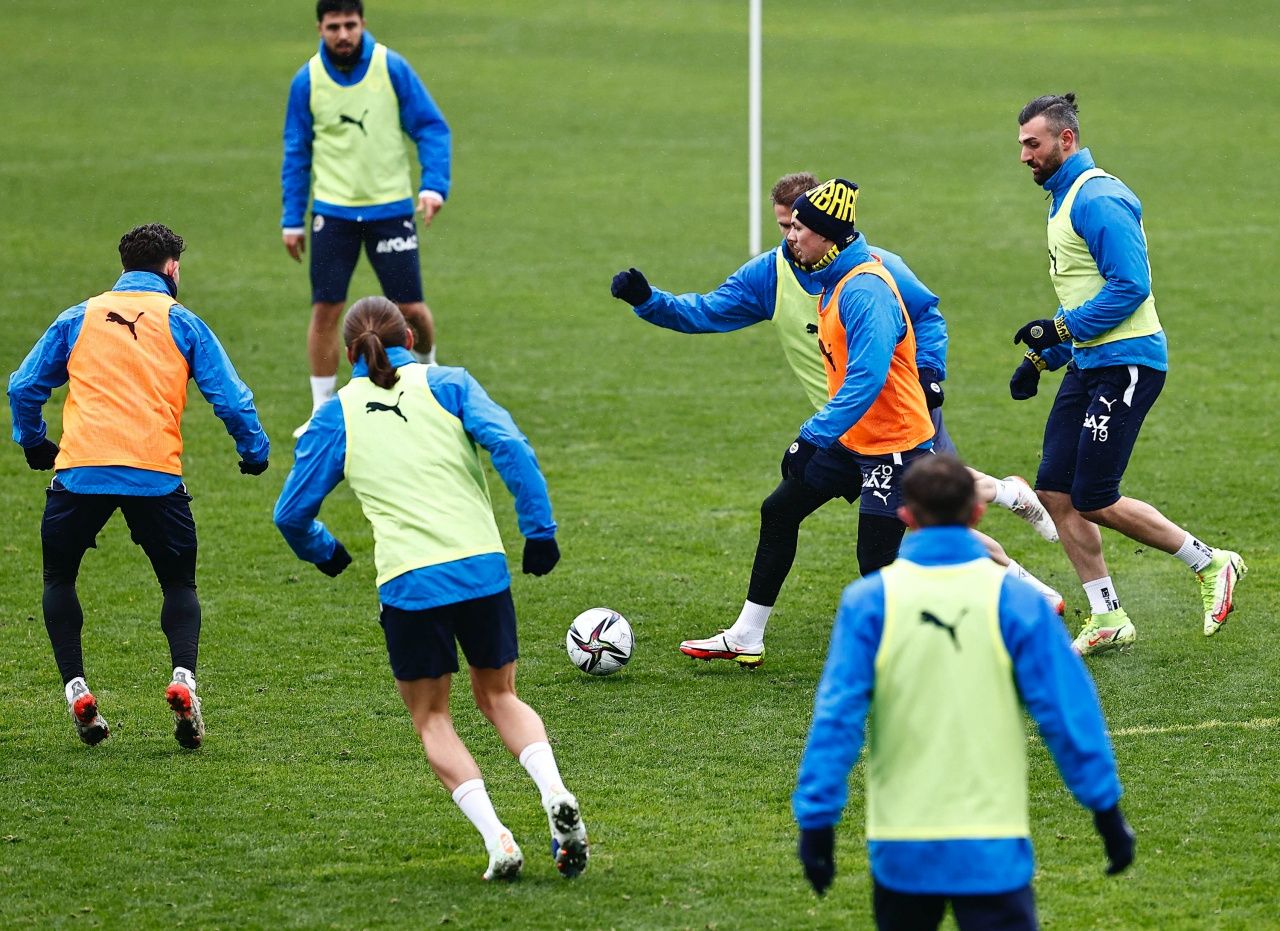 Fenerbahçe'ye geri dönen Ozan Tufan Sarı-Lacivertli takımla ilk idmanına çıktı 1