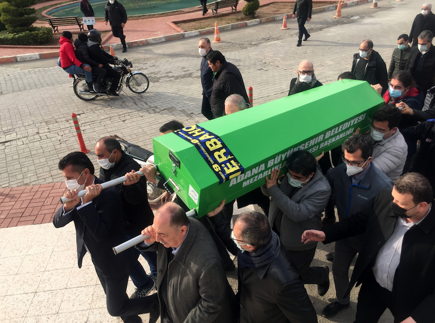 Oyuncu Emre Kareyel hayatını kaybeden babası Öcal Karayel’i son yolculuğuna uğurladı 2