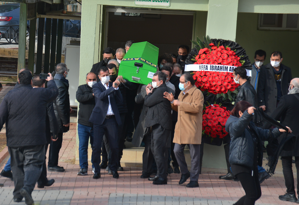 Oyuncu Emre Kareyel hayatını kaybeden babası Öcal Karayel’i son yolculuğuna uğurladı 11