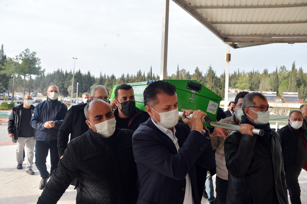 Oyuncu Emre Kareyel hayatını kaybeden babası Öcal Karayel’i son yolculuğuna uğurladı 12