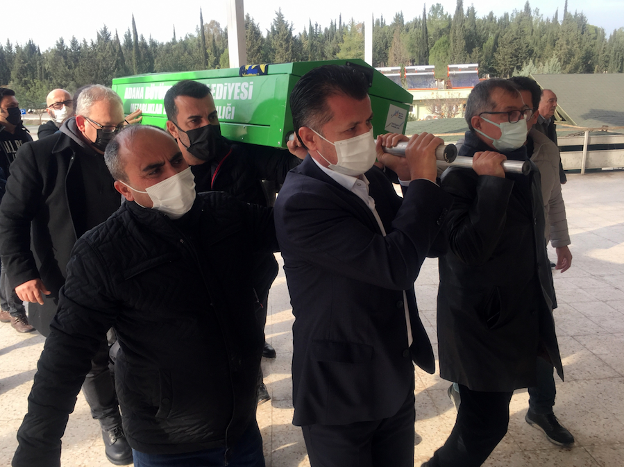 Oyuncu Emre Kareyel hayatını kaybeden babası Öcal Karayel’i son yolculuğuna uğurladı 3