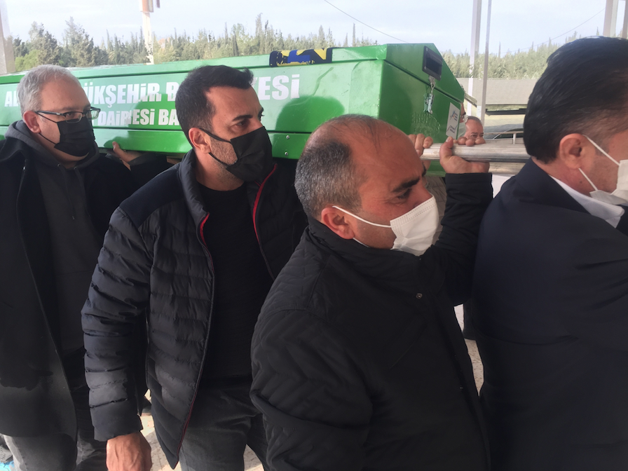 Oyuncu Emre Kareyel hayatını kaybeden babası Öcal Karayel’i son yolculuğuna uğurladı 4