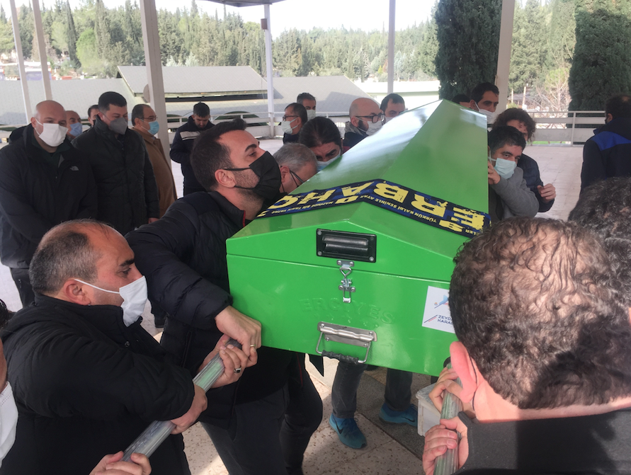 Oyuncu Emre Kareyel hayatını kaybeden babası Öcal Karayel’i son yolculuğuna uğurladı 5