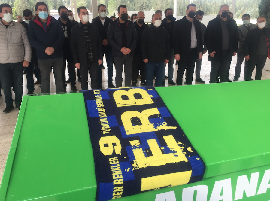 Oyuncu Emre Kareyel hayatını kaybeden babası Öcal Karayel’i son yolculuğuna uğurladı 6