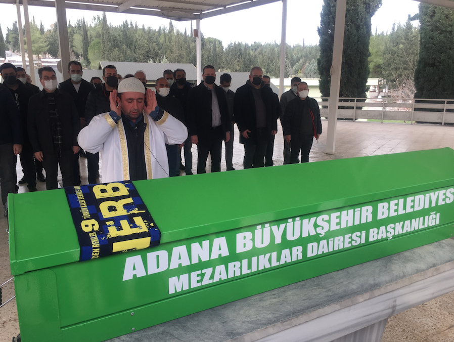 Oyuncu Emre Kareyel hayatını kaybeden babası Öcal Karayel’i son yolculuğuna uğurladı 7