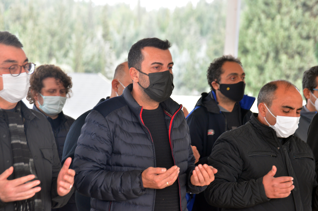 Oyuncu Emre Kareyel hayatını kaybeden babası Öcal Karayel’i son yolculuğuna uğurladı 8
