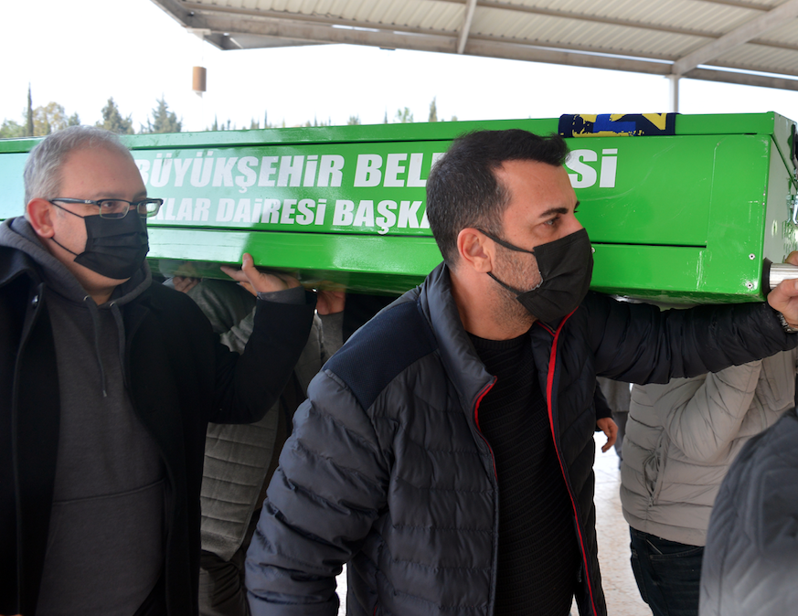Oyuncu Emre Kareyel hayatını kaybeden babası Öcal Karayel’i son yolculuğuna uğurladı 9