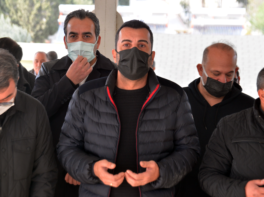 Oyuncu Emre Kareyel hayatını kaybeden babası Öcal Karayel’i son yolculuğuna uğurladı 10