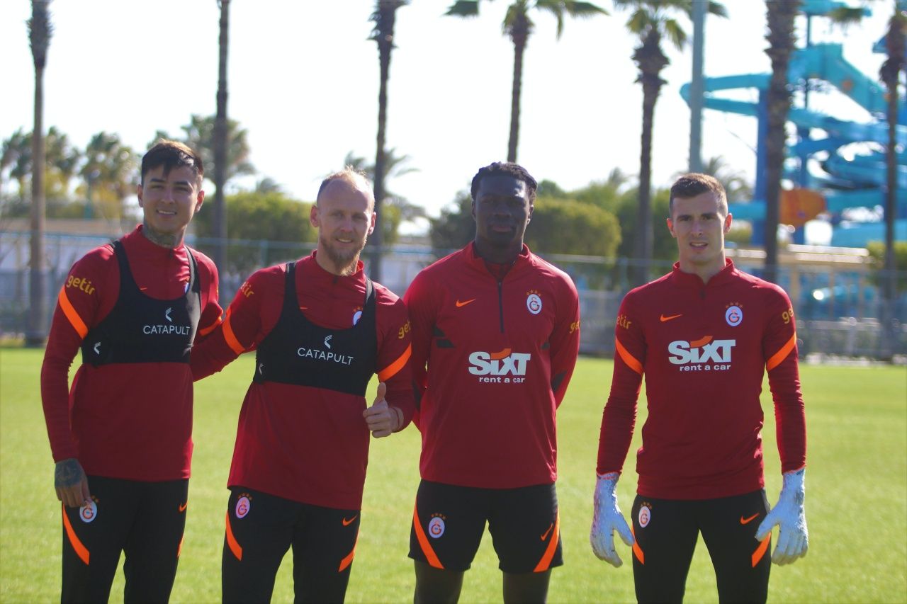 Batefemi Gomis, Erick Pulgar, Inaki Pena ve Semih Kaya ilk antrenmanlarında... 1