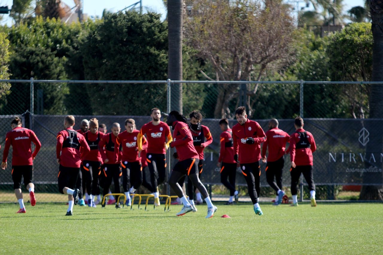Batefemi Gomis, Erick Pulgar, Inaki Pena ve Semih Kaya ilk antrenmanlarında... 7