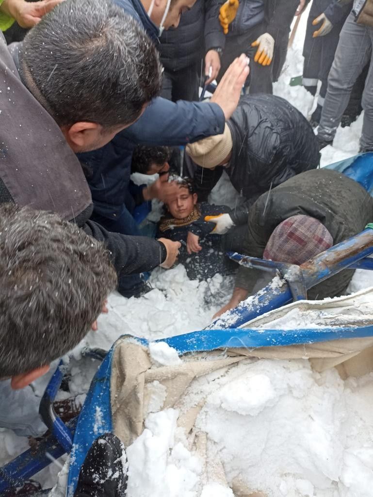 Karla dolan çatı, halı sahada oynayan çocukların üzerine düştü! 2