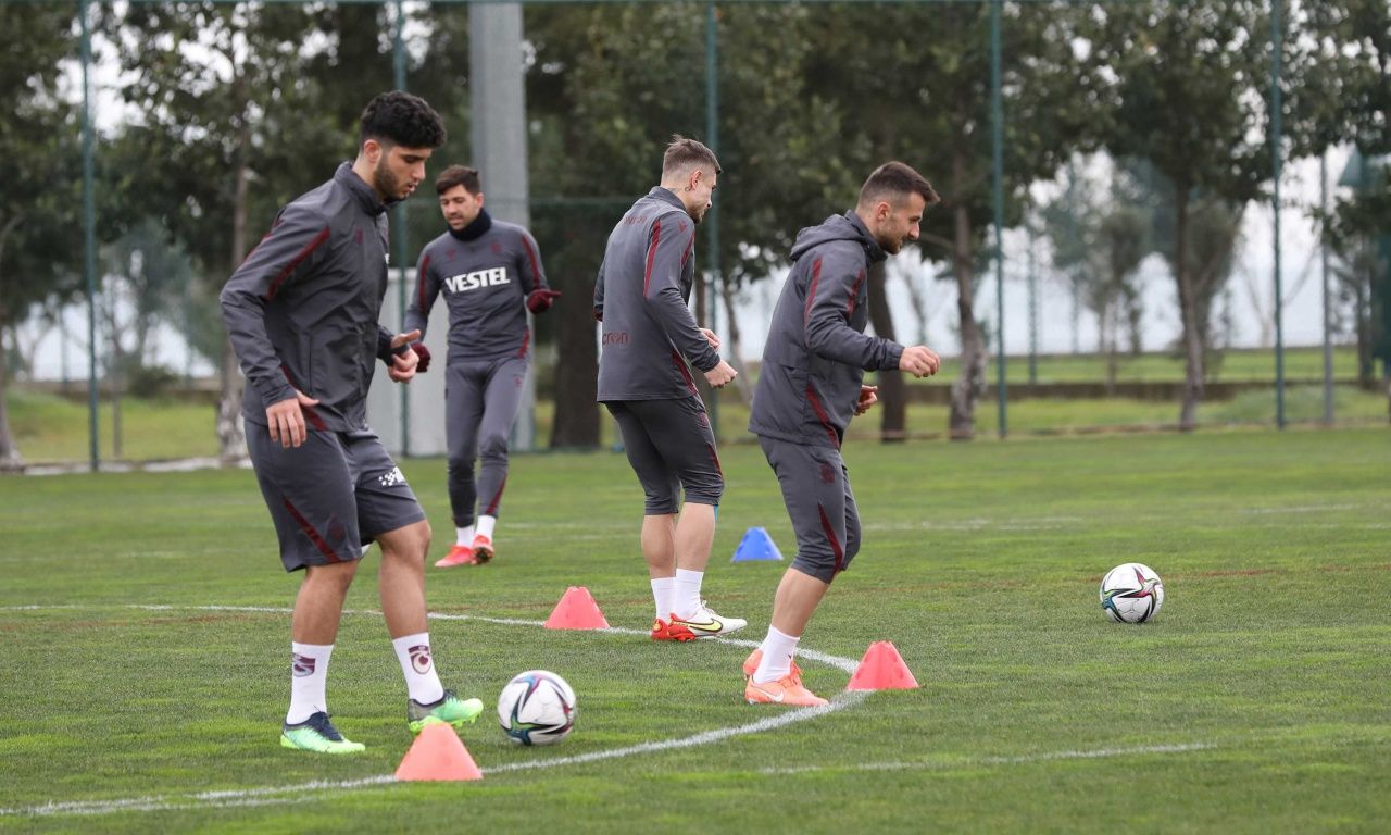 Trabzonspor'un yeni transferi Emrehan Gedikli ilk antrenmanına çıktı 1