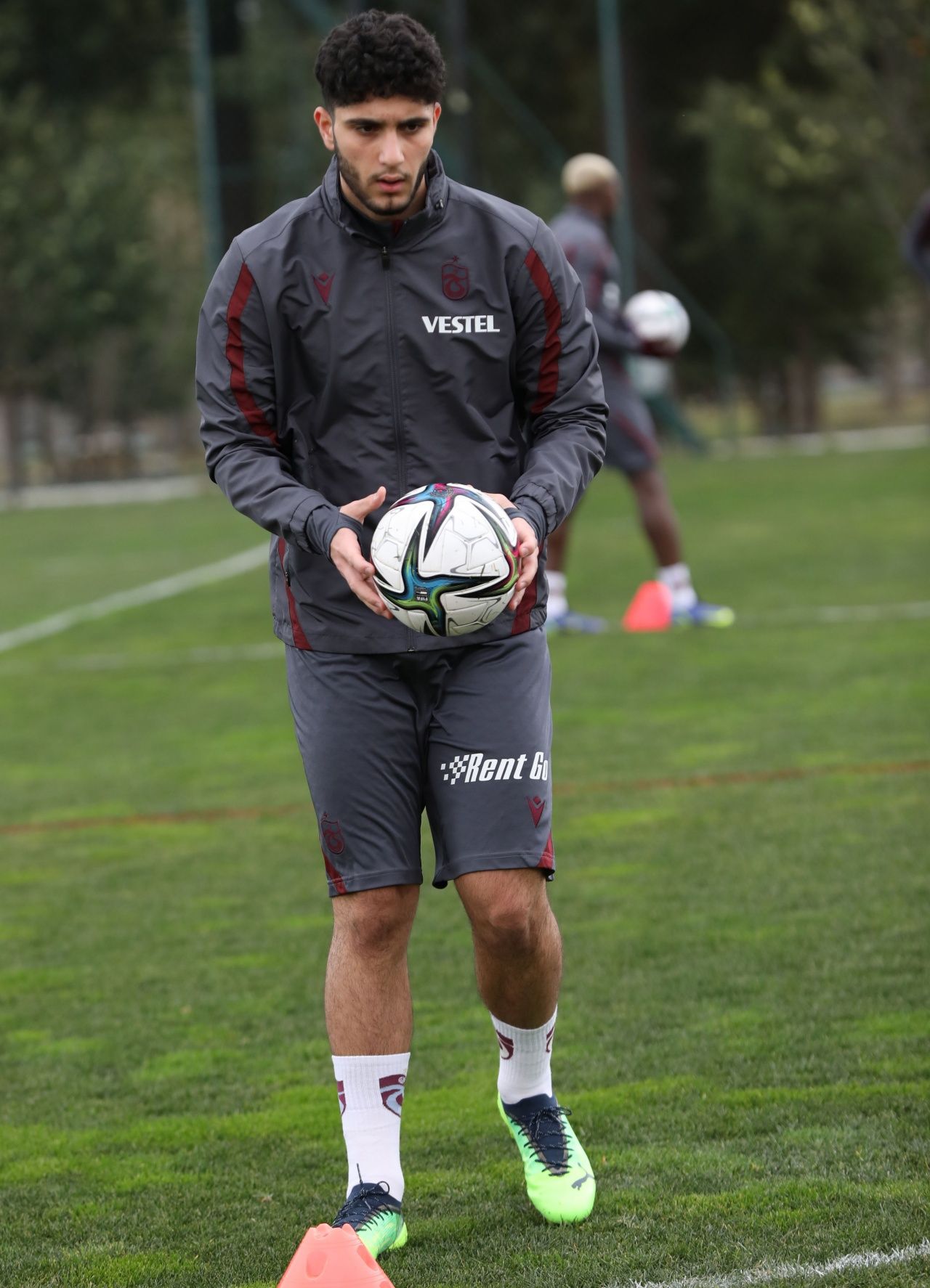 Trabzonspor'un yeni transferi Emrehan Gedikli ilk antrenmanına çıktı 2