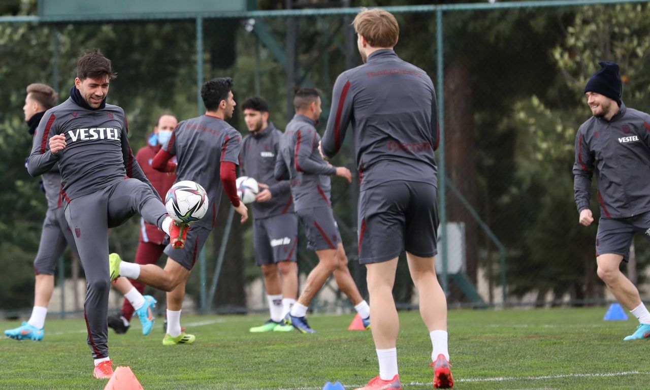 Trabzonspor'un yeni transferi Emrehan Gedikli ilk antrenmanına çıktı 3