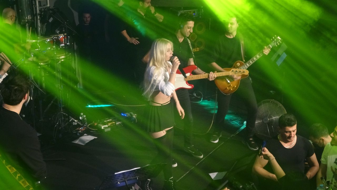 Mini etekle sahneye çıkan Aleyna Tilki'nin dans performansına eleştiri yağdı 8