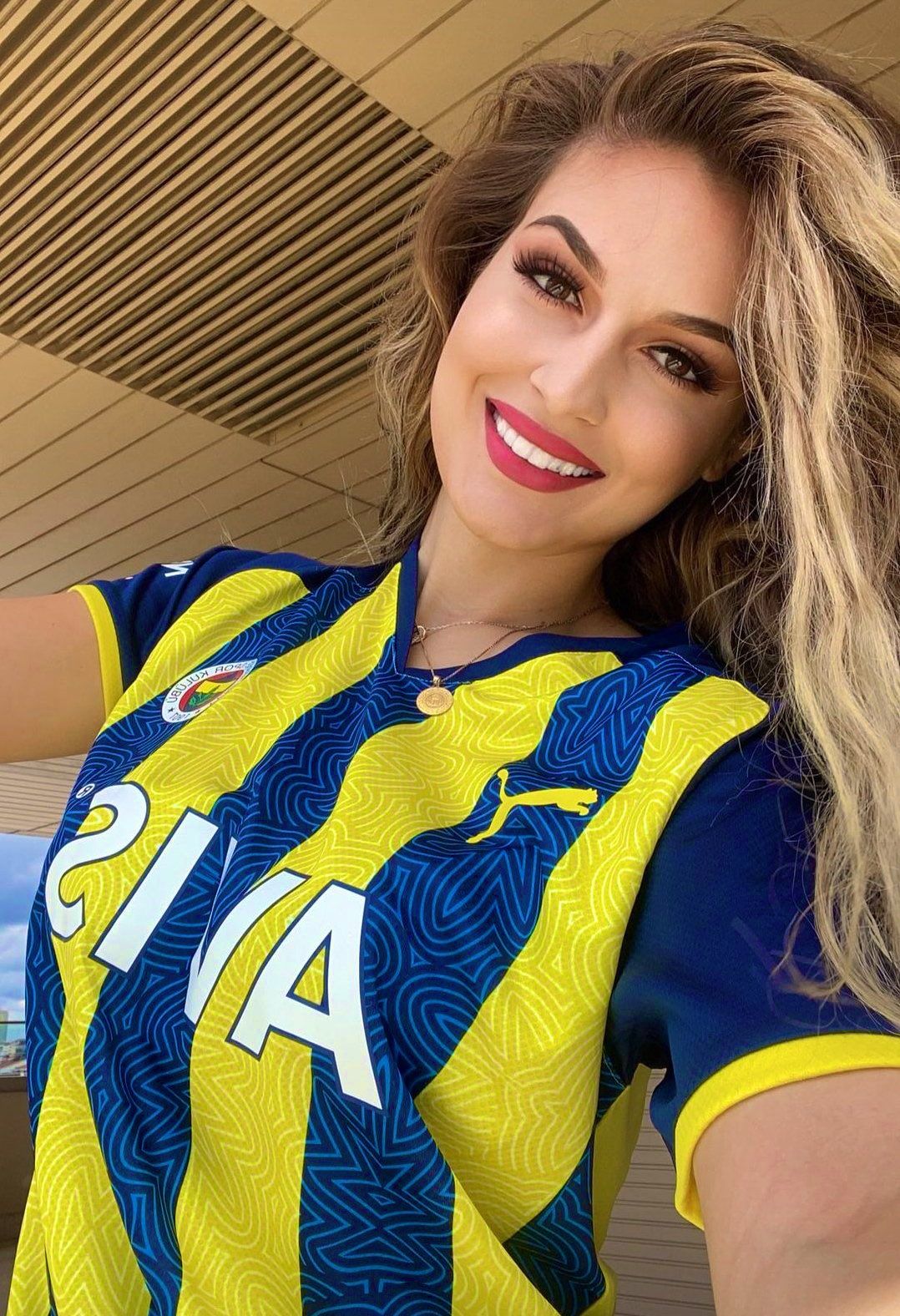 Vesa Berisha'yı çıldırtan yorum! Kocasını eleştiren bir Fenerbahçe taraftarına sosyal medyada ateş püskürdü 2