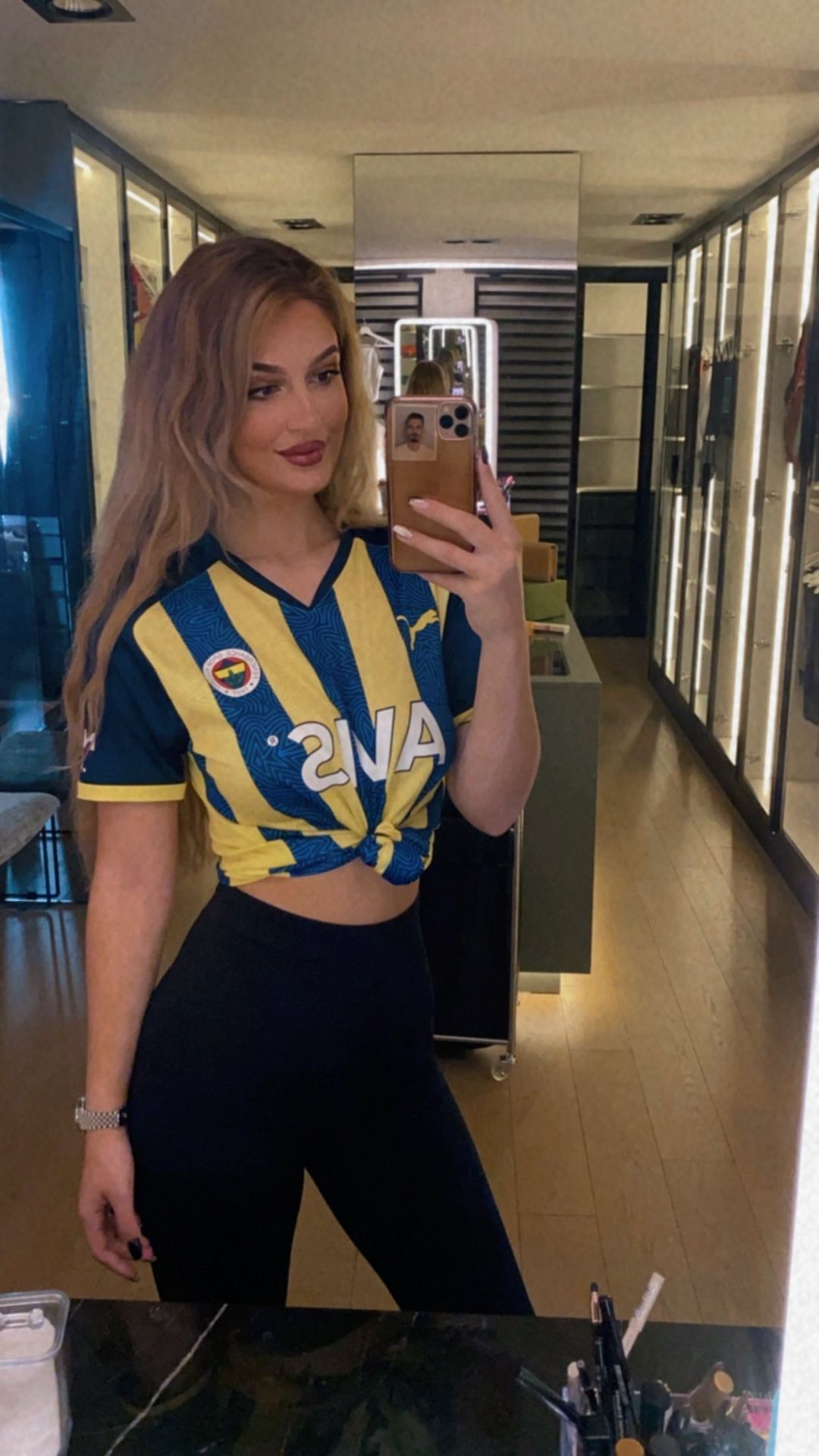 Vesa Berisha'yı çıldırtan yorum! Kocasını eleştiren bir Fenerbahçe taraftarına sosyal medyada ateş püskürdü 6