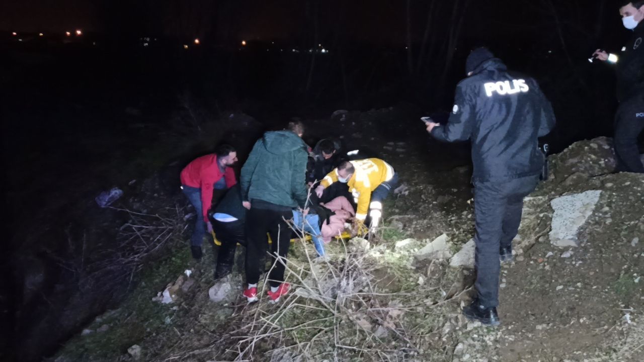 Köprünün üzerinden takla atan otomobil dereye uçtu: 3 yaralı 3