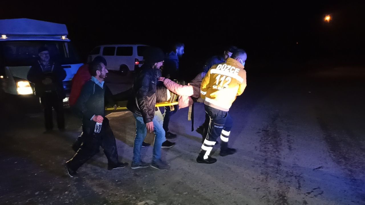 Köprünün üzerinden takla atan otomobil dereye uçtu: 3 yaralı 4