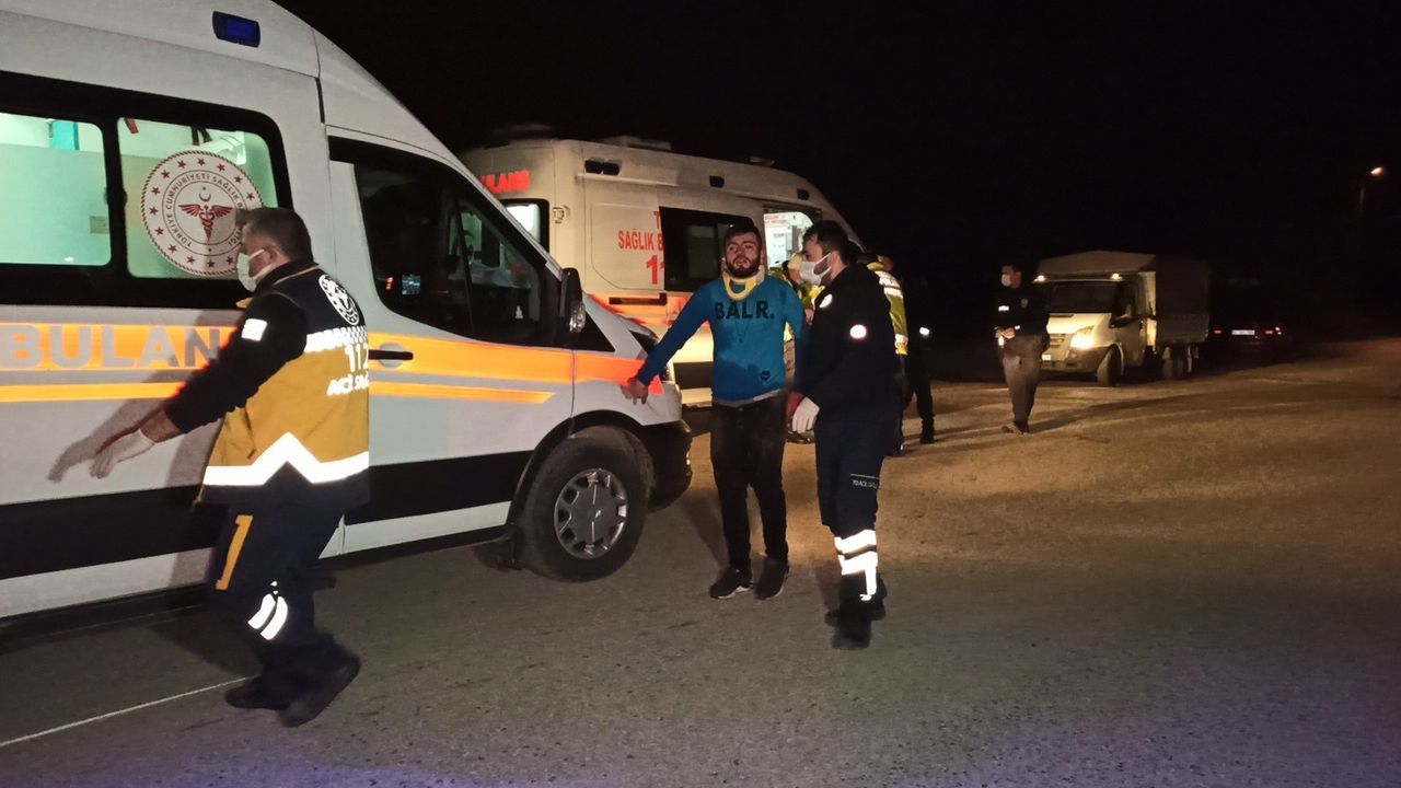 Köprünün üzerinden takla atan otomobil dereye uçtu: 3 yaralı 5