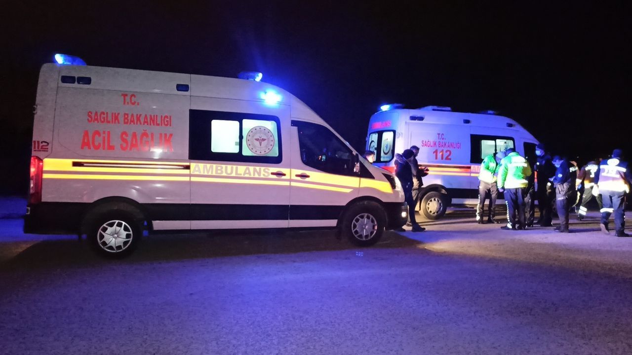 Köprünün üzerinden takla atan otomobil dereye uçtu: 3 yaralı 8