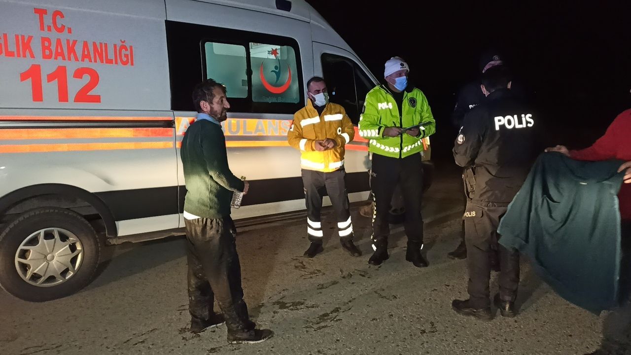 Köprünün üzerinden takla atan otomobil dereye uçtu: 3 yaralı 7