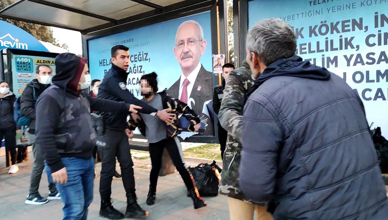 Adana'da otobüs durağında taciz kavgası: 'Bana dokundun' diyerek tekmeledi! 2